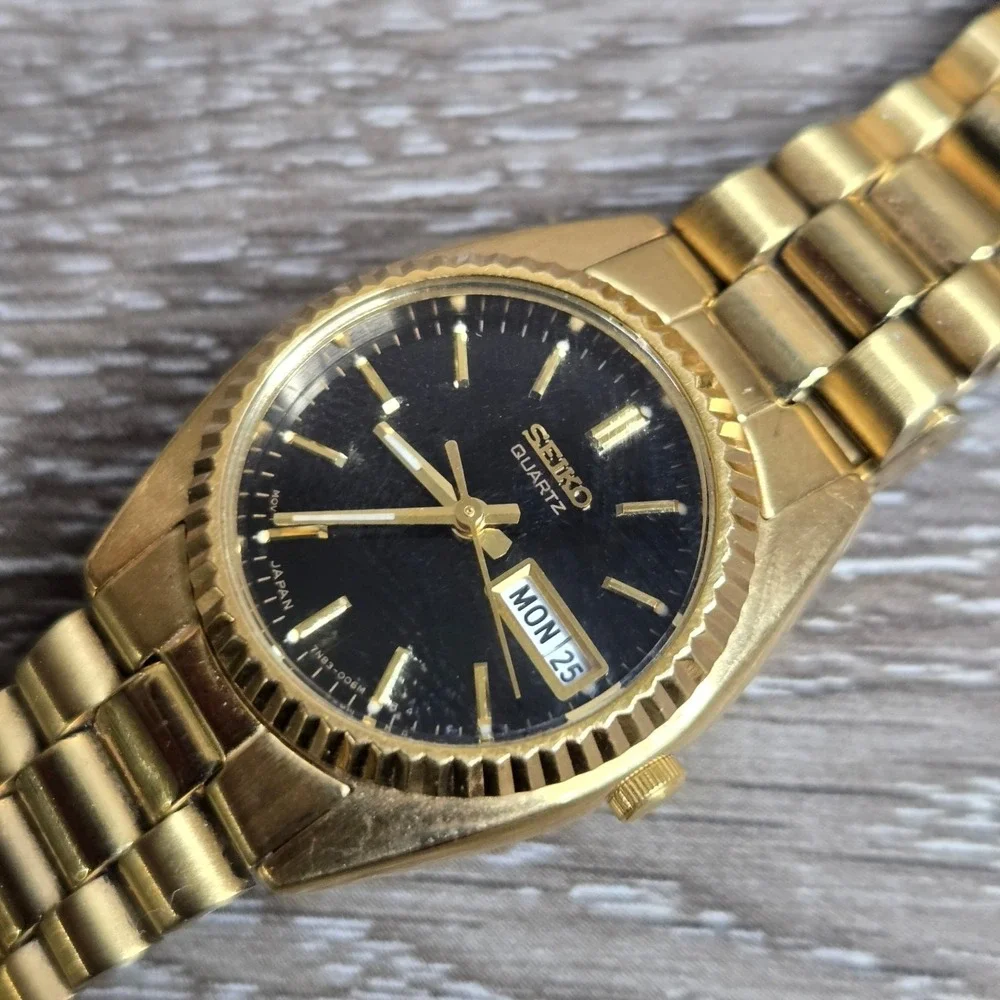 Seiko Quartz Women's Gold Tone Watch Black Dial Day Date Fluted Bezel 7N83-006M